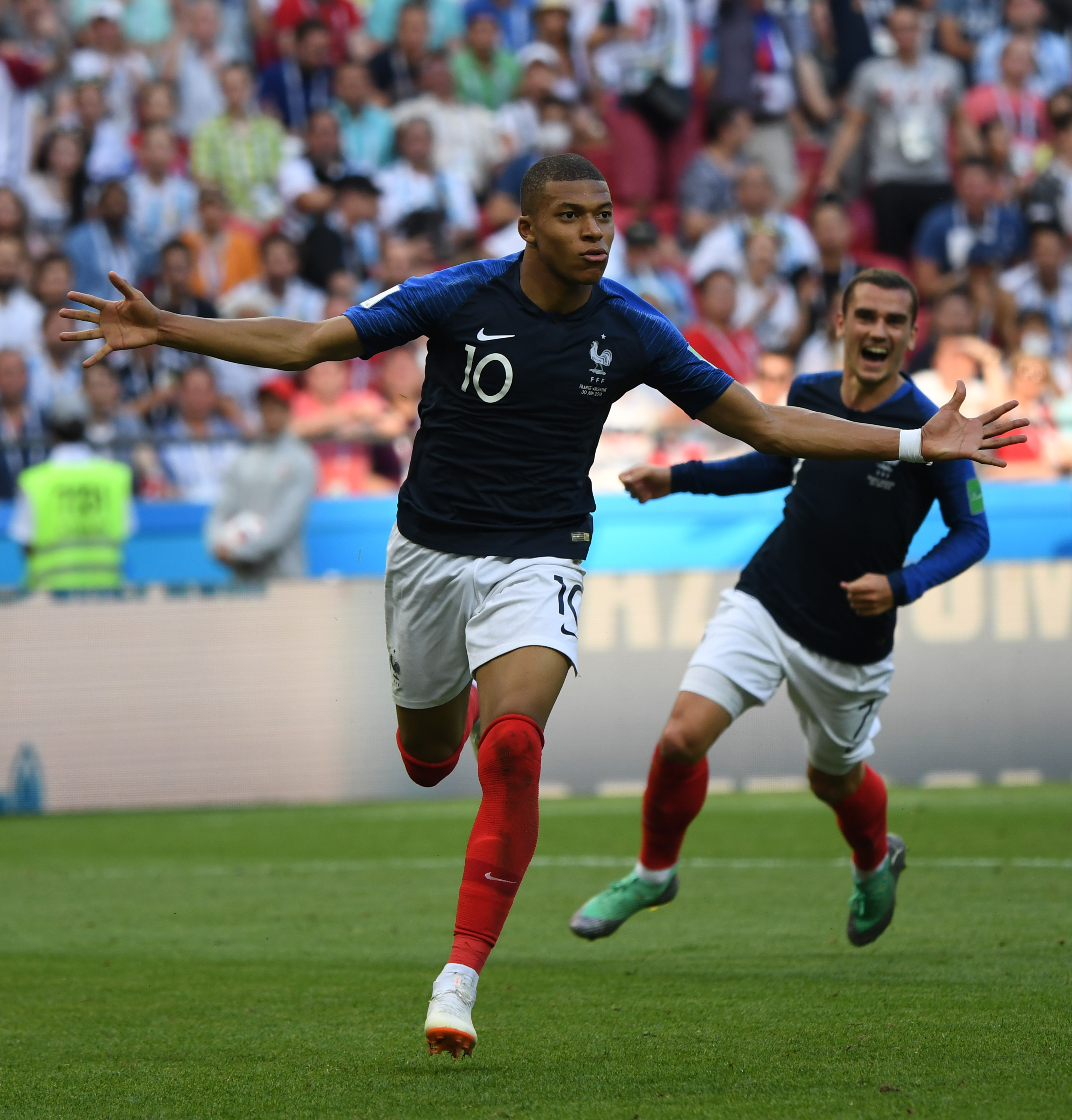 记者：迈尼昂不打算与米兰续约，切尔西已经开始与球员接触（记者：迈尼昂无意与米兰续约，切尔西已与球员接洽）