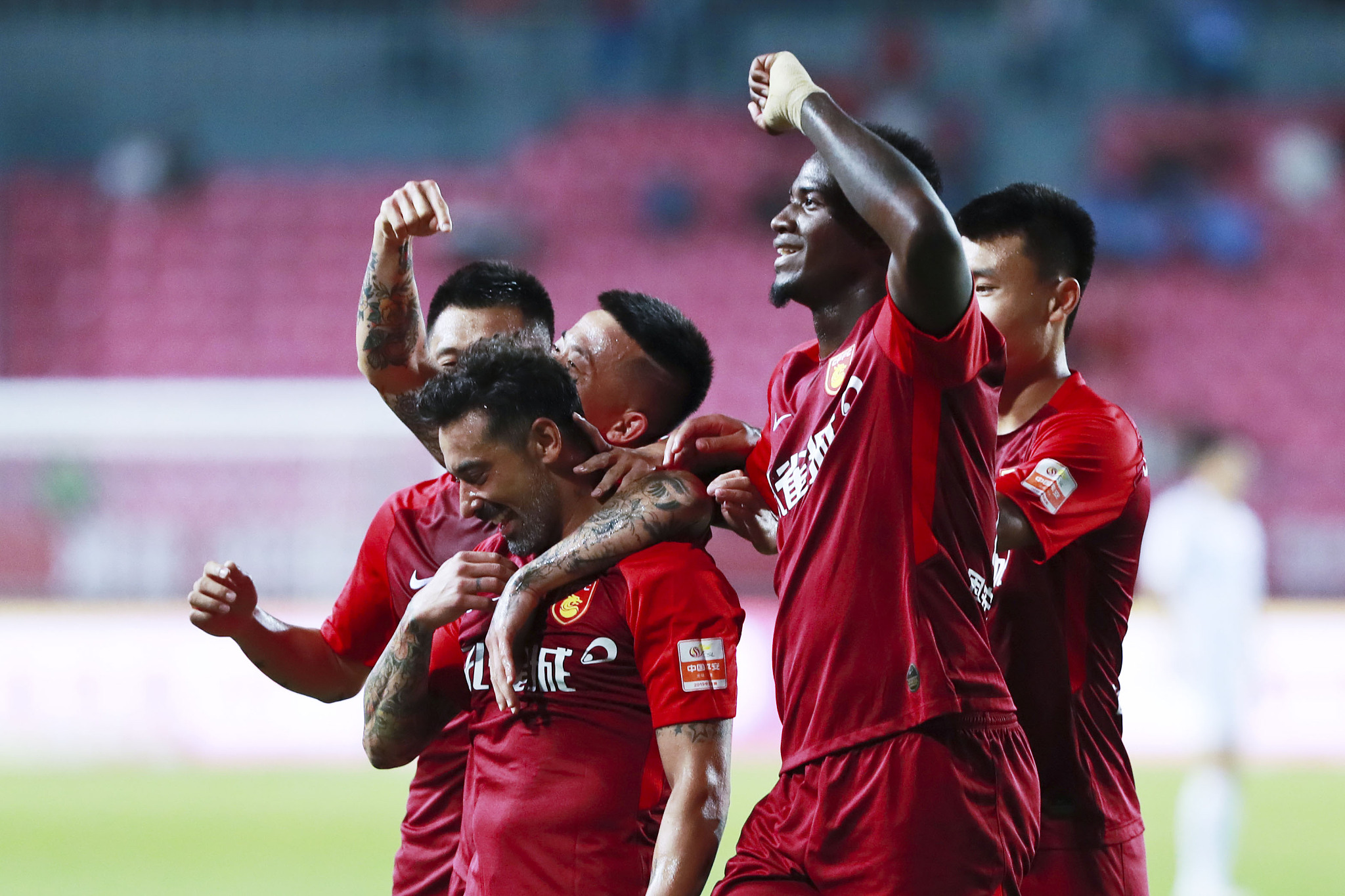 邮报：梅努希望冬窗离开曼联，有12家俱乐部对他感兴趣（邮报：梅努意欲今冬离开曼联，12家球队有意引进）